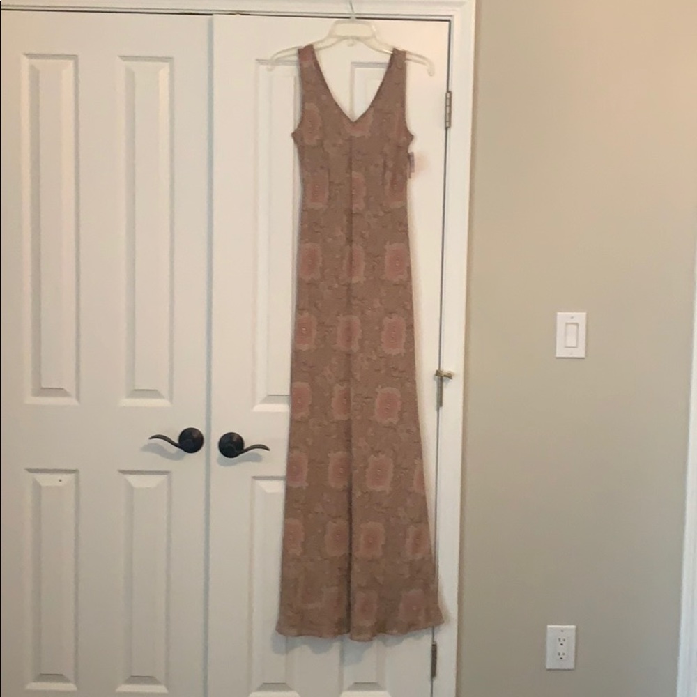 Long chiffon paisley dress. Sleeveless, v-neck